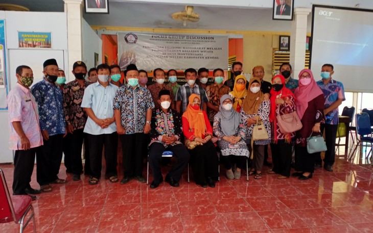 Ketua tim Pengabdian Masyarakat dari UNDIP, Kades Montongsari dan para Penggagas foto bersama peserta FGD di Balaidesa Montongsari Selasa 28/9/2021