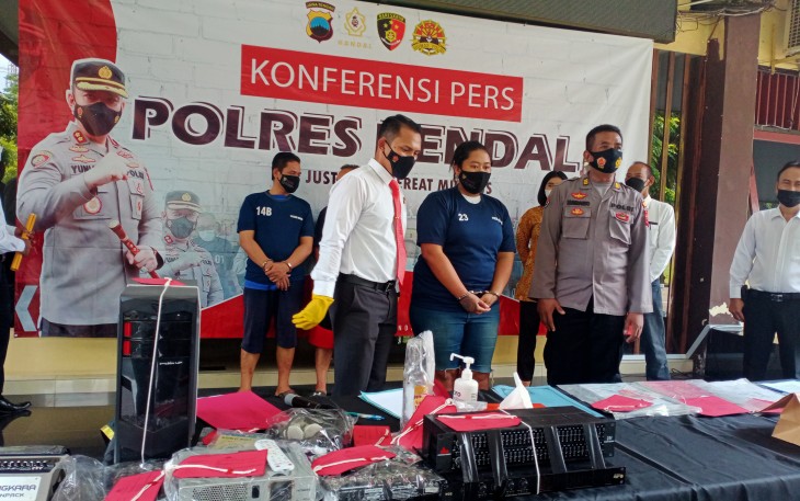 Kasat Reskrim Polres Kendal laksanakan konfrensi pers terkait kasus eksploitasi anak di depan Lobi Polres Kendal Senin 11/10/2021