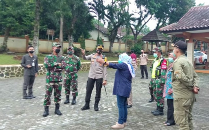 Pengecekan kondisi pasien Covid-19 dikarantina