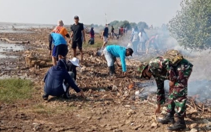 Berjemur sambil pembersihan pesisir pantai