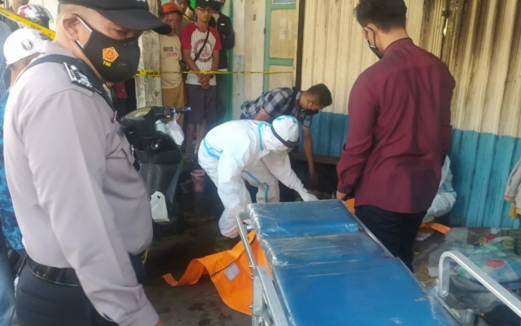 Penemuan Mayat di Depan Toko Jam 