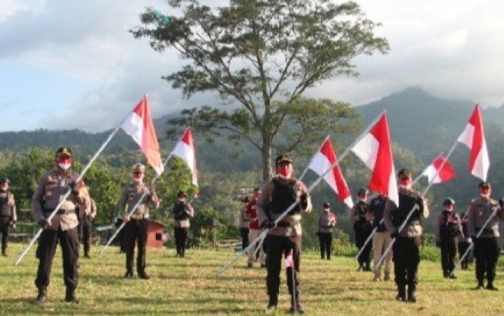 Pengibaran bendera di ketinggian 1.356 MDPL