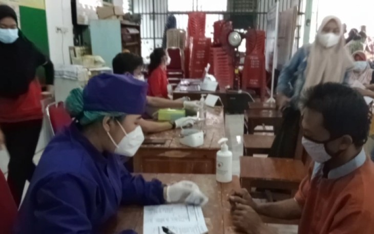 Pelaksanaan vaksinasi di Balai Desa Winong