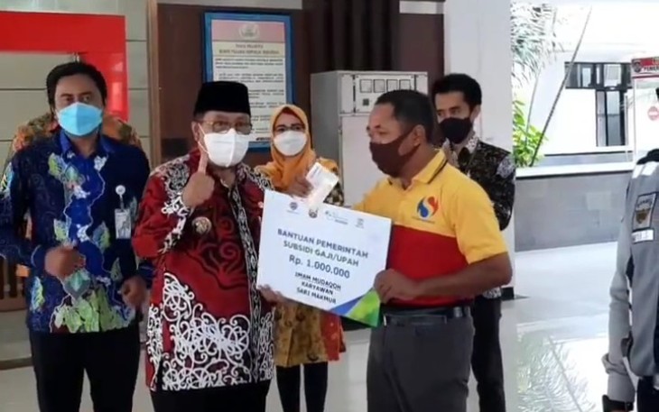 Walikota Santoso Secara Simbolis Menyerahkan BSU Kepada Pekerja Disaksikan Kepala BPJS Ketenagakerjaan Cabang Blitar Agus Dwi Fitrianto (kiri)