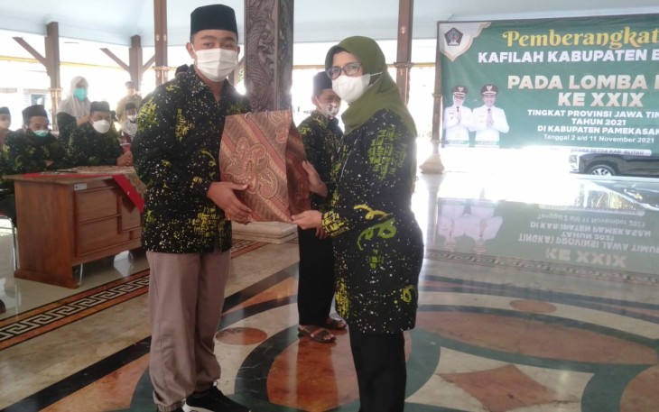 Bupati Rini Bersama Salah Satu Kafilah MTQ Kabupaten Blitar 