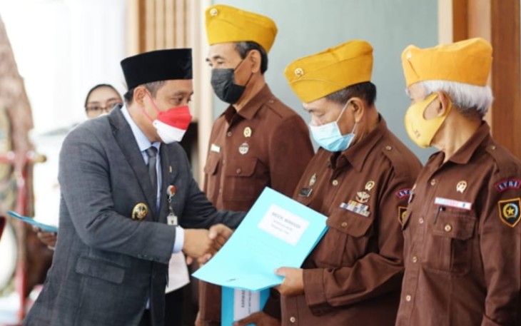 Wabup Pati menyerahkan tali asih
