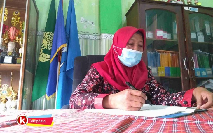 Kepala SDN Sentul 2 Kota Blitar Sustini (foto : Faisal NR / Klikwarta.com)