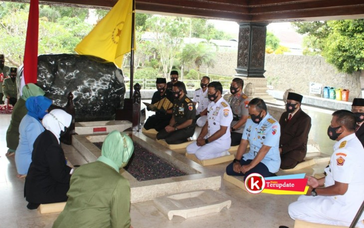 Pangdam V/Brawijaya Mayjen TNI Suharyanto Nyekar ke MBK yang Turut Didampingi Bupati Blitar Rini Syarifah (jilbab putih) di Pusara Bung Karno (foto : Faisal NR / Klikwarta.com)