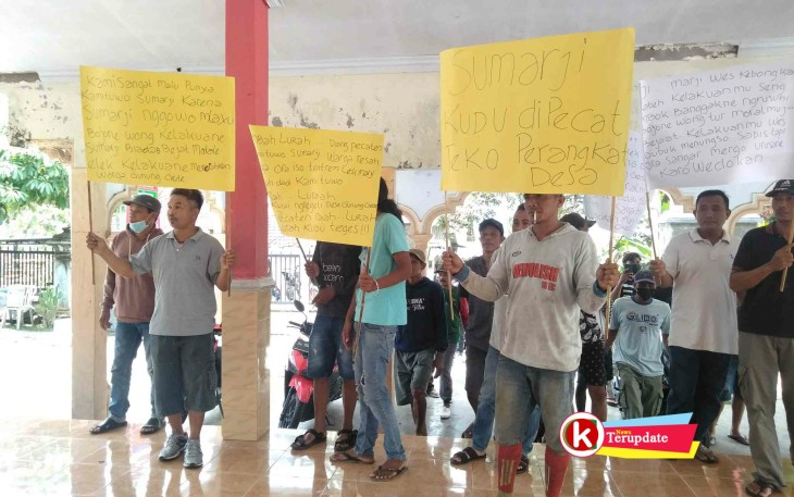 Puluhan Warga Desa Gununggede Saat Gruduk Kantor Desa Gununggede Minta Kasun Krajan Dipecat Jadi Perangkat Desa (foto : Faisal NR / Klikwarta.com)