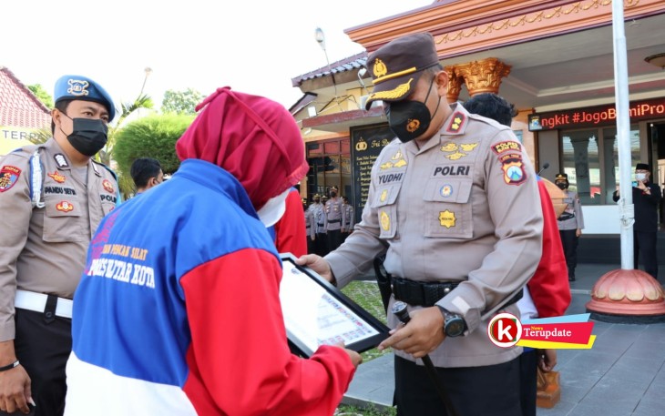 Kapolres Blitar Kota AKBP Yudhi Hery Setyawan Saat Berikan Penghargaan Atlet Berprestasi di Piala Kapolda Jatim Tahun 2021 (foto : Humas Polres Blitar Kota untuk Klikwarta.com)