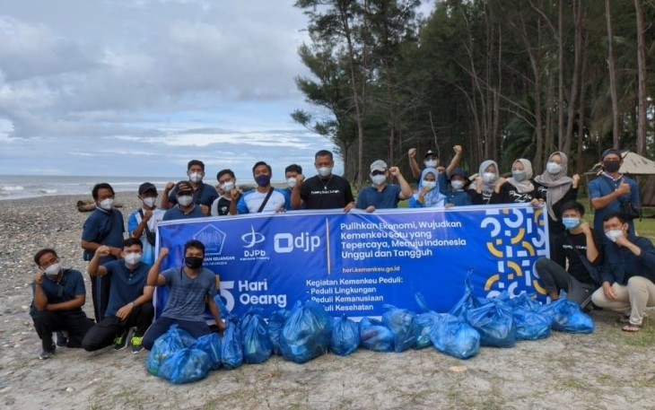 Kolaborasi KPPN Mukomuko dengan KP2KP Mukomuko Selenggarakan Aksi Bersih Pantai