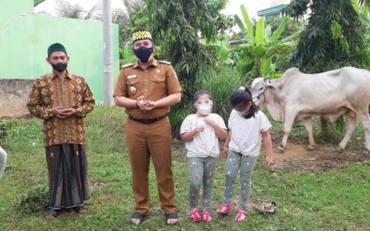 Bupati Dendi Menyerahkan Langsung Satu ekor Sapi di Pengurus Masjid Islamic Center