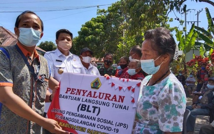 Bupati Samosir Vandiko Gultom salurkan BLT kepada warga