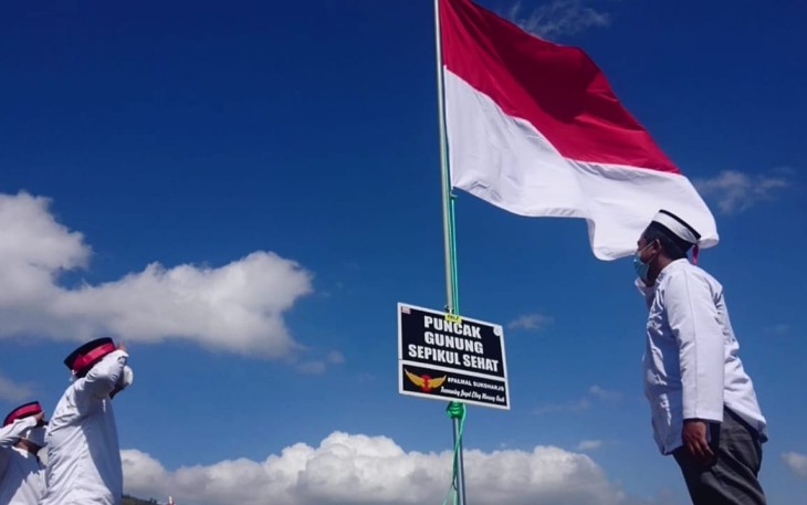 Pengibaran Bendera Merah Putih di Puncak Gunung Sepikul oleh Yayasan Gema Salam Bersama Para Eks Napiter