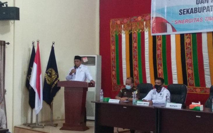 Bupati Aceh Singkil Dulmusrid Saat Membuka Rapat Timpora