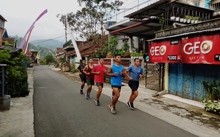 Satgas Dari Arhanud sempatkan binsik di Lokasi TMMD 112
