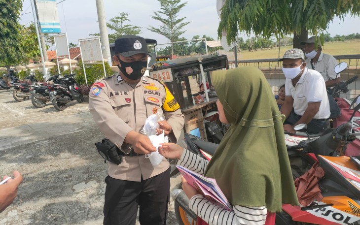Kapolsek Rajagaluh - Polres Majalengka, Ciptakan Harkamtibmas Kondusif, Rutin Patroli Malam dan Bagikan Masker Cegah Covid-19