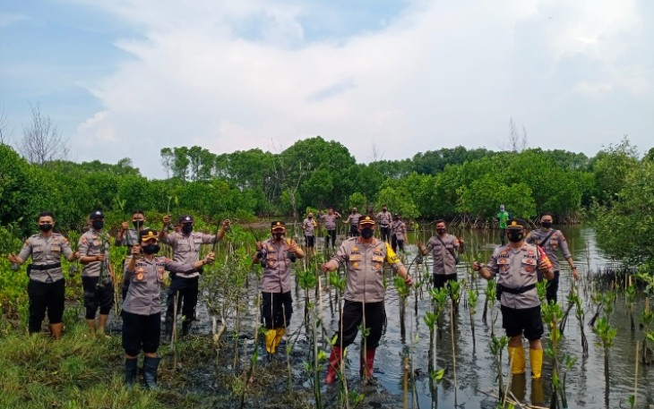 Polda Jateng menanam mangrove  laksanakan program Mageri Segoro