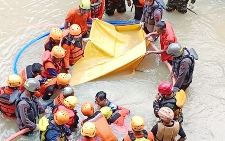 Upaya evakuasi terhadap jasad Sastro Setu, buruh bangunan yang  tertimbun longsoran talud di tebing Sungai Siwaluh, Kabupaten Karanganyar.