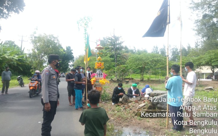 Bhabinkamtibmas Kawal Prosesi Tabut Terbuang