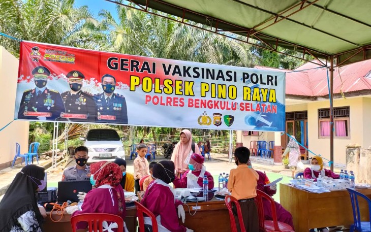 Vaksinasi Mobile Polres Bengkulu Selatan  Diserbu Siswa Sekolah