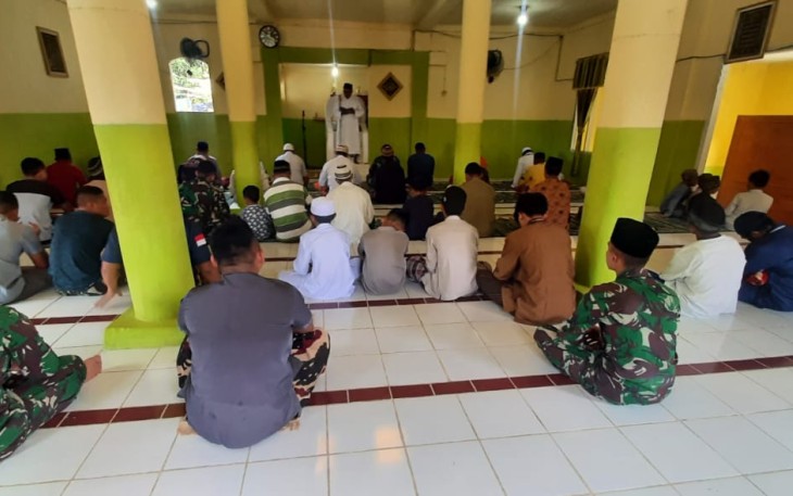 Personil satgas TMMD saat mengikuti sholat Jumat Berjamaah bersama Warga