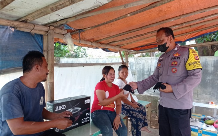 Cegah Penyebaran Covid-19, Polsek Kasokandel Blukusan Bagikan Masker Pada Warga
