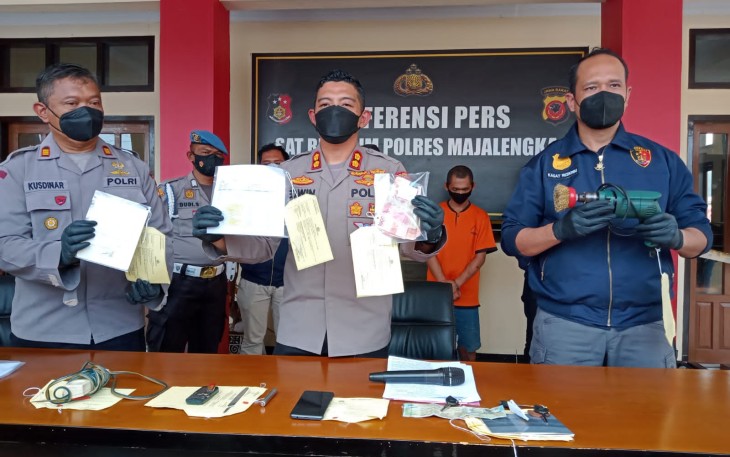 " Kurang dari 24 Jam Sat Reskrim Polres Majalengka Telah berhasil diamankan seorang pelaku curanmor. Jadi untuk pelaku ini memang ada modus baru yang cukup unik," ujar Edwin saat menggelar konferensi pers di Mapolres Majalengka,