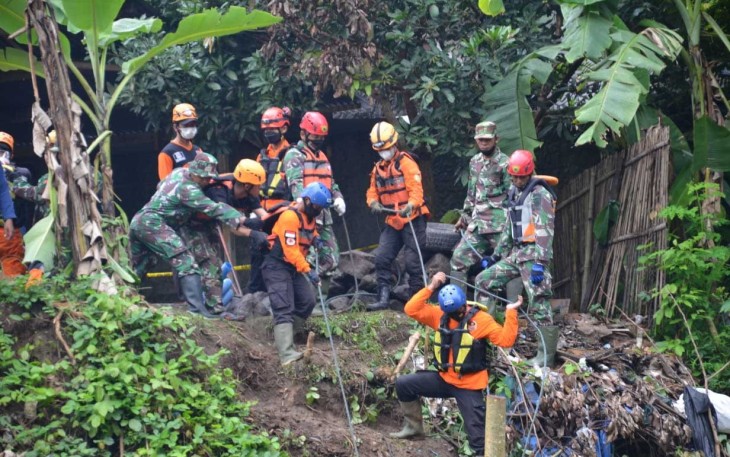 Upaya pencarian terhadap jasad Sastro Setu, pekerja bangunan tertimbun longsoran talud di tebing Sungai Siwaluh, Kabupaten Karanganyar.