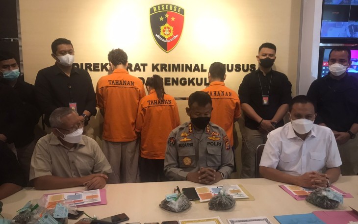 Kabid Humas Polda Bengkulu Kombes Pol  Sudarno, S.Sos., M.H., bersama Dirreskrimsus  Kombes Pol Aris Andi Pada saat press conference yang digelar hari ini (19/10/21 ) di Gedung Ditreskrimsus Polda Bengkulu. (Foto:Istimewa)