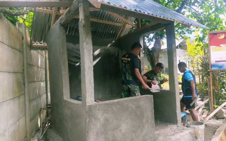 Personil satgas TMMD kodim Bitung di pekerjaan pembangunan pos kamling