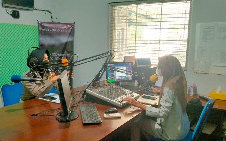 Anggota Polresta Pekalongan sosialisasi tertib lalu lintas di Radio 9.6 FM