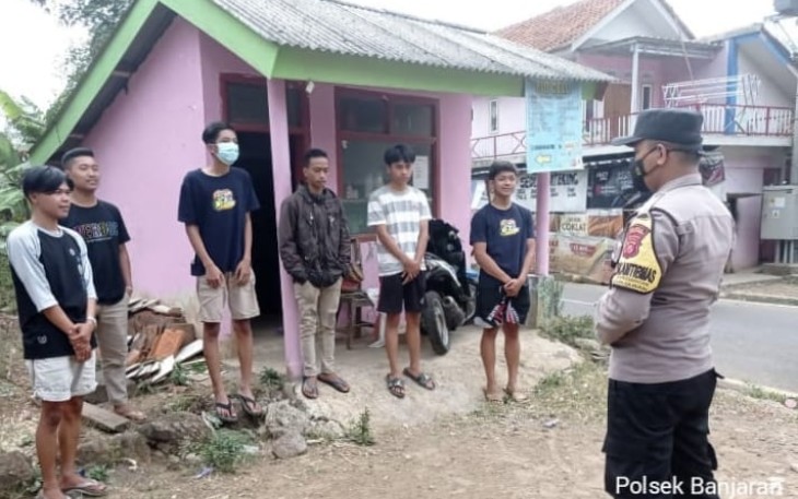 Patroli Kamtibmas, Bhabinkamtibmas Polsek Banjaran Himbau Warga Patuh Prokes Cegah Penyebaran Covid-19