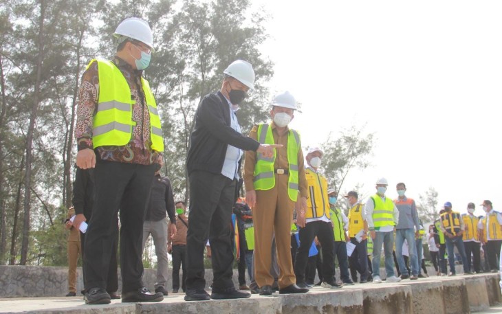 Komisi V DPR RI Tinjau Pembangunan Bangunan Pengaman Pantai Panjang Bengkulu