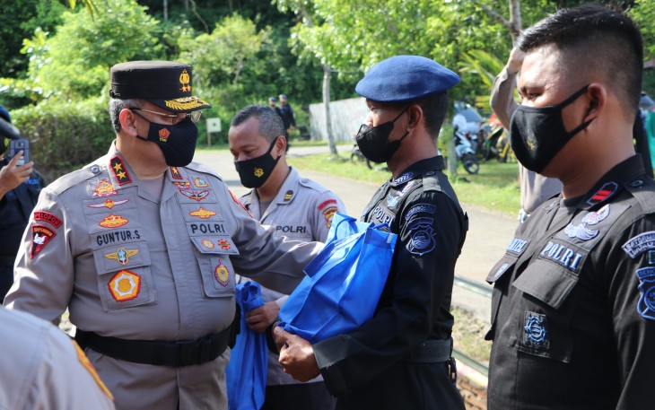 Tinjau Asrama Kebanjiran, Kapolda Bengkulu Bagikan Bantuan