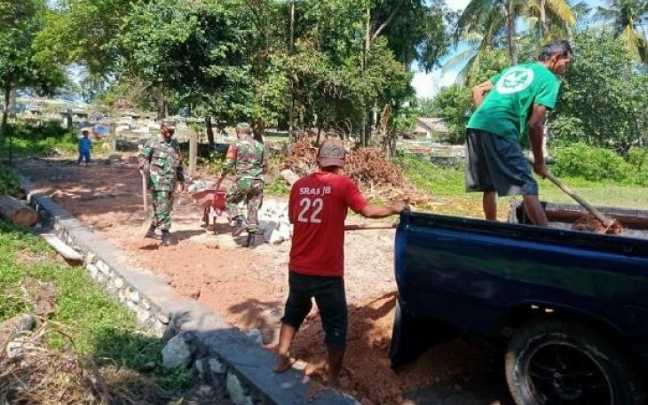 Babinsa Koramil 02 Moro Bangun Jalan TPU