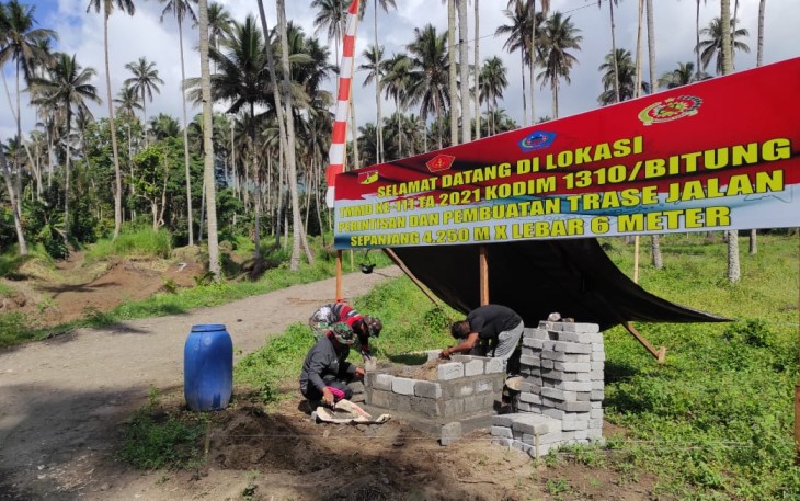 Personil satgas TMMD sedang kerjakan tugu prasasti