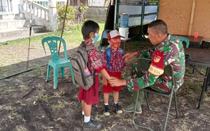 Dan SSK TMMD Ke-111 Kodim 1310/Bitung saat beri semangat kepada Aldo dan Alfa