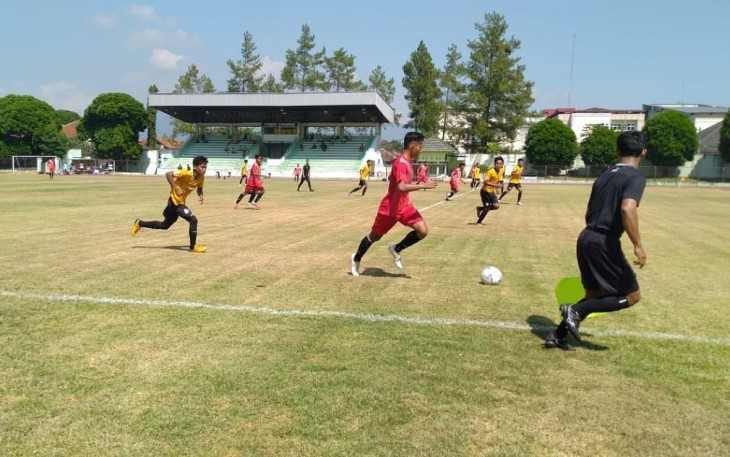 Foto Istimewa : Persika Karanganyar (kostum kuning) saat melawan tim Pra PON Jateng dalam pertandingan uji coba di Stadion Kridanggo, Salatiga, Jawa Tengah.