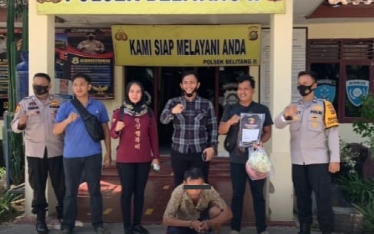 Tersangka (diborgol jongkok) saat diamankan. Foto: Aliwardana