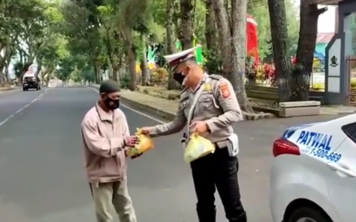 150 Nasi Kotak Hasil Sumbangan Anggota Polres Rejang Lebong Dibagikan Kepada Masyarakat