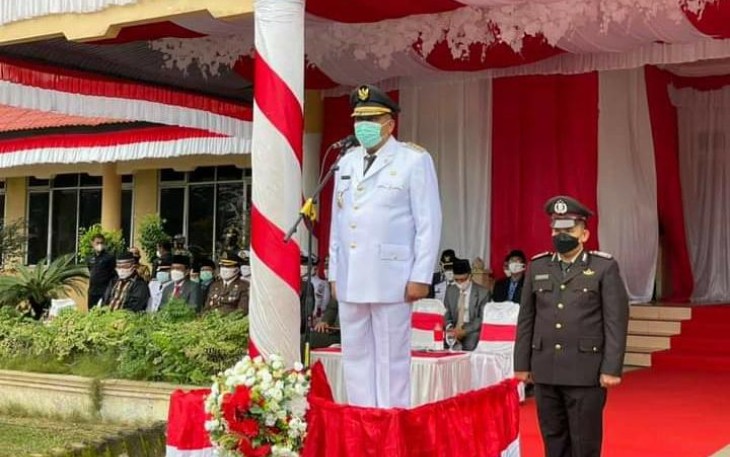 Bupati Aceh Singkil, Dulmusrid saat menjadi inspektur upacara peringatan HUT RI ke-76, dihalaman Kantor Bupati setempat.