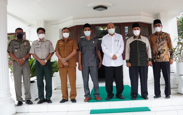 Wali Kota Tebing Tinggi Ir. H. Umar Zunaidi Hasibuan, M.M. ditengah kesibukannya, menerima audiensi Anggota DPRD Provinsi Sumatera Utara Komisi D dari Fraksi PKS H. Hanafi, LC di Rumah Dinas Wali Kota, Senin (13/09/2021). 