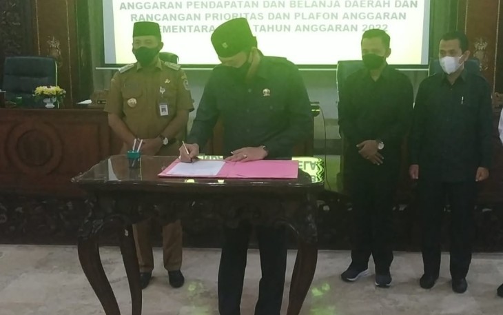Ketua DPRD Kabupaten Karanganyar Bagus Selo menandatangani penyerahan rancangan nota kesepakatan KUA PPAS APBD Tahun 2022.