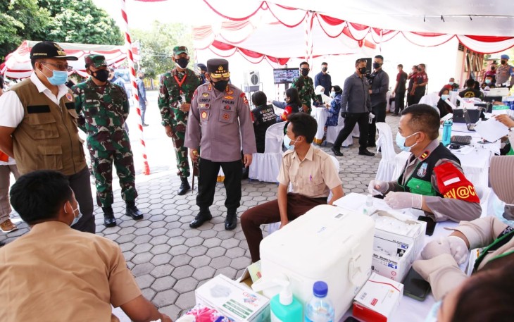 Kapolri Jenderal Listyo Sigit Prabowo Tinjau Vaksinasi Serentak 