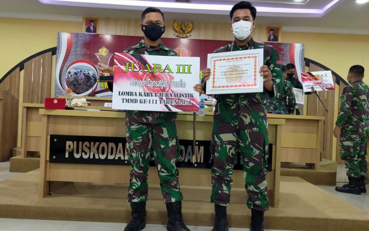 Dandim 1202/Singkawang Terima Tropi Juara III lomba Karya Jurnalistik TMMD Regtas Ke-111 Tahun 2021