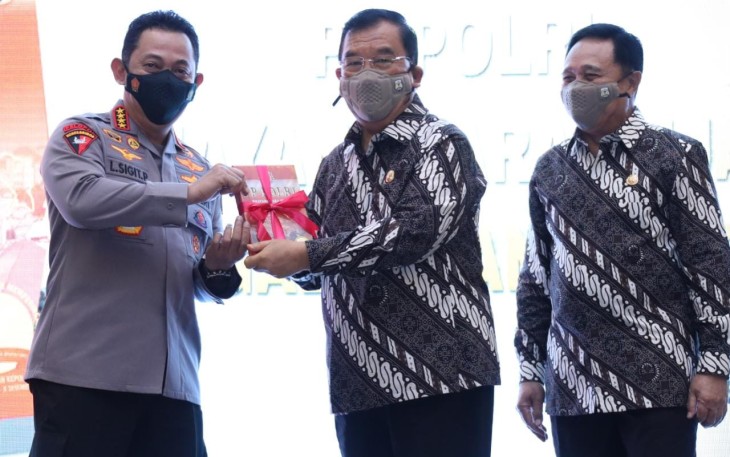  Kapolri Jenderal Polisi Listyo Sigit Prabowo menghadiri launching buku Persatuan Purnawirawan (PP) Polri yang berjudul ‘Bhayangkari Sejati Mengabdi Tanpa Henti’ di Gedung Tri Brata, Jakarta Selatan, Kamis (9/12/21).