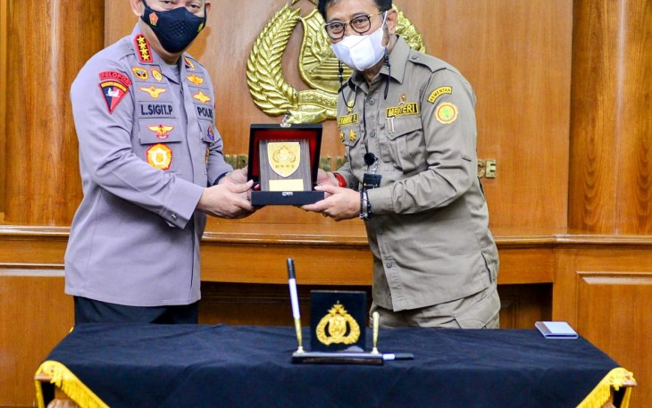 Kapolri memberikan cidera mata kepada Kementan RI di Mabes Polri