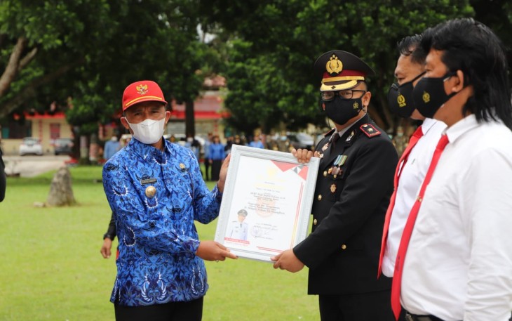Bupati Lampung Barat Hi. Parosil Mabsus memimpin kegiatan upacara peringatan Hari Koprs Pegawai Republik Indonesia (Korpri) ke-50 Tahun 