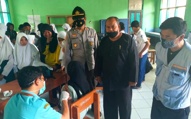 Monitoring Vaksinasi di SMPN 1 Singajaya, Kapolsek Didampingi Staf dan Kepsek